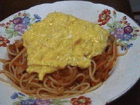 トマトソースと卵のパスタ