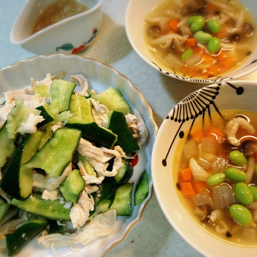 鳥ときゅうりの塩レモン和えと野菜スープの画像