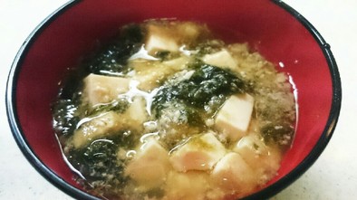 豆腐と海苔とろろ昆布味噌汁の写真