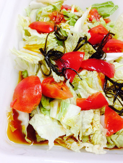 白菜とトマトの塩昆布サラダの写真