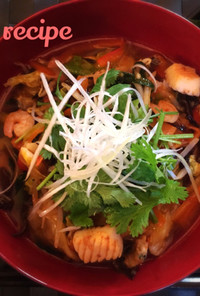 海老辛味噌のスープ海鮮白滝麺東南アジア風