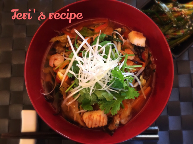 海老辛味噌のスープ海鮮白滝麺東南アジア風の画像