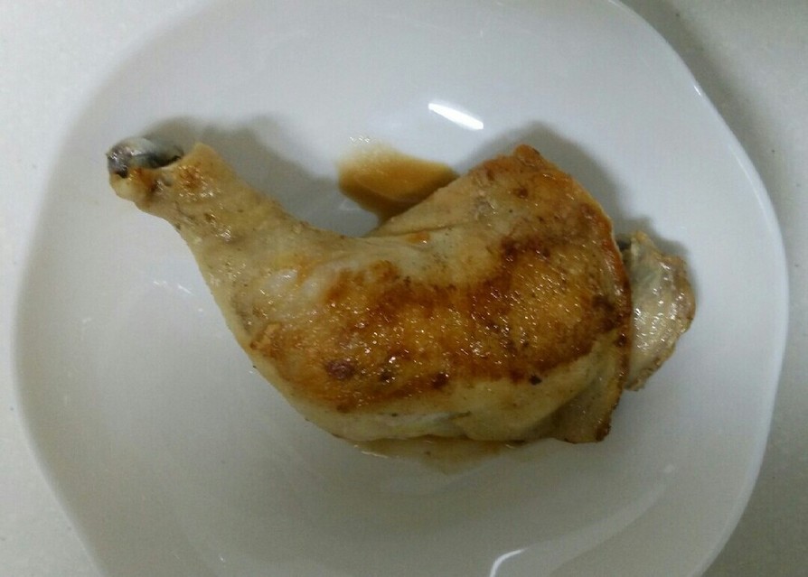 フライパンで骨付き鳥モモ肉の画像