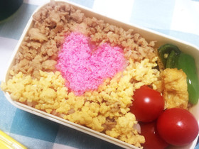 お弁当にハートの3色そぼろごはん♡