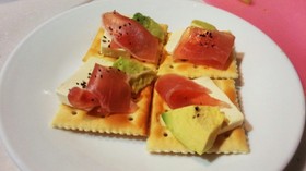 クラッカー♡生ハムアボカドチーズ