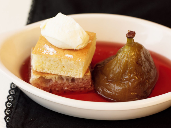 ホットケーキ&ポーチドフルーツ