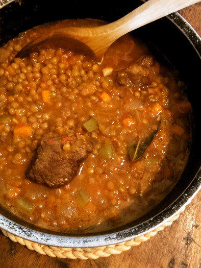 スペイン風レンズ豆と牛肉のスープの写真