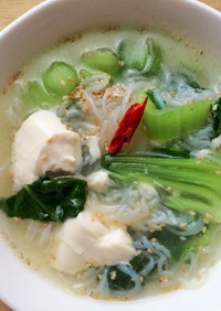 チンゲン菜と白滝の中華スープ