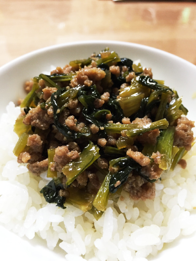 子どもも大好き♡小松菜ひき肉丼の画像