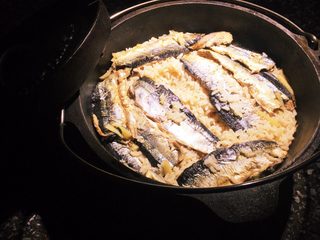 ダッチオーブンで秋刀魚ごはんの画像