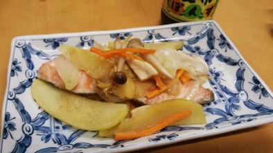 秋鮭とキノコ野菜のポン酢バター焼きの写真