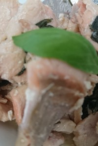 北海道産秋鮭とフレッシュバジルのレモン炒