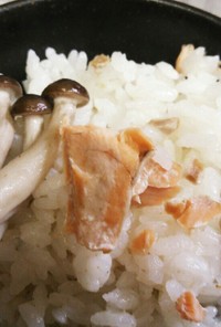 簡単♡鮭とシメジの炊き込みご飯