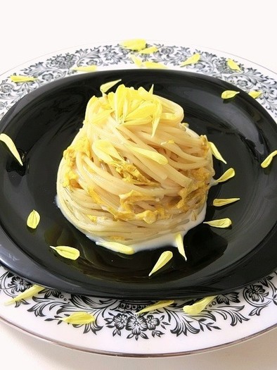食用菊のチーズクリームパスタの写真