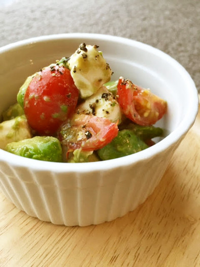 アボカド・トマト・クリチの味噌和えサラダの写真