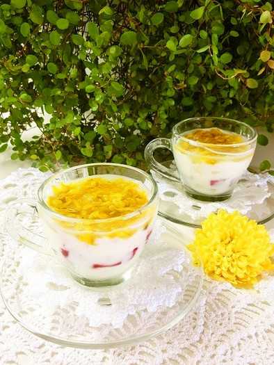 食用菊と蜂蜜ソースのフルーツヨーグルトの写真