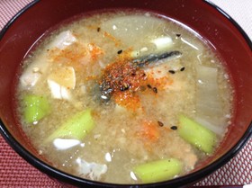 鮭のあらを使った野菜たっぷりみそ汁