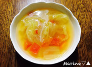白菜とトマトのコンソメスープの写真