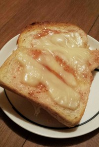 イチジクジャム＆チーズのトースト