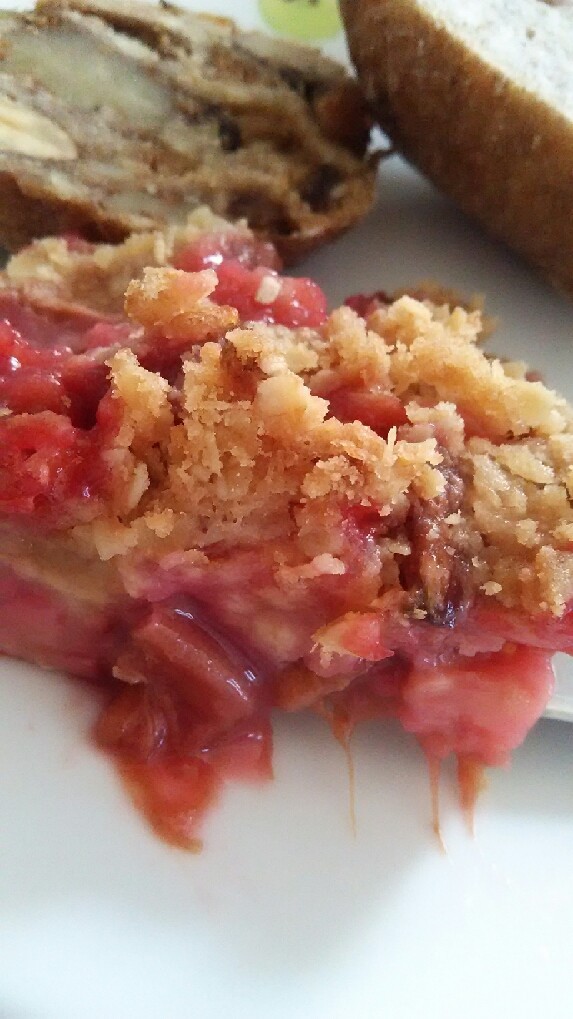 ストロベリー・ルバーブ・アーモンド・クランブルパイのレシピ