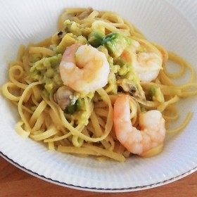 簡単!海老のアボカドソースパスタ