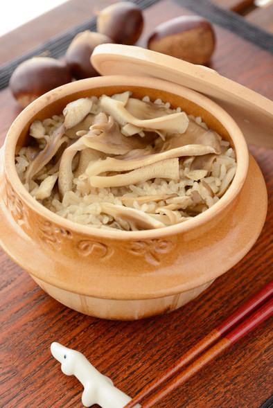 ちいさな土鍋で京北舞茸の炊き込みごはんの写真