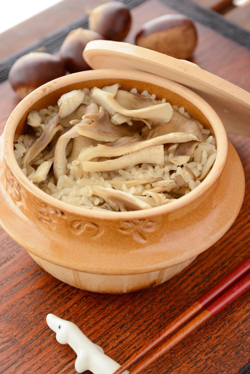 ちいさな土鍋で京北舞茸の炊き込みごはんの画像