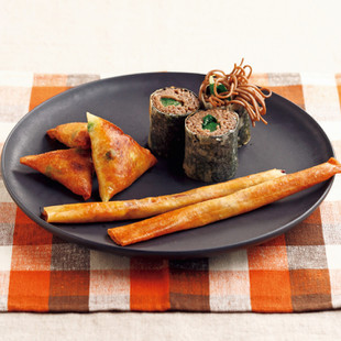 カレーご飯のサモサ(写真左)
