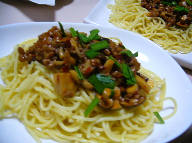 納豆ジャージャー麺（納豆肉味噌麺）の写真