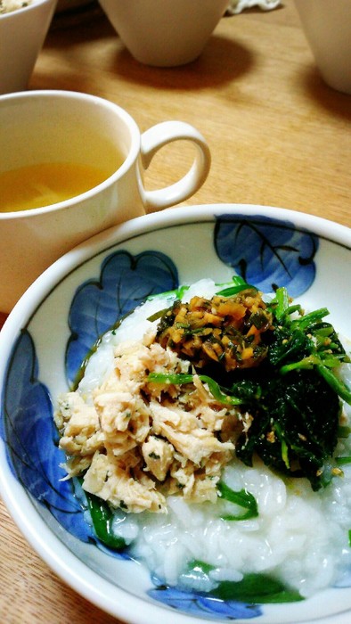 中華風粥と再利用した鶏出汁スープの写真