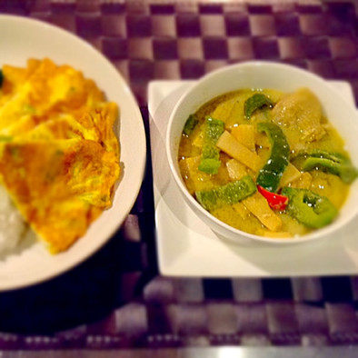 豆乳 グリーンカレーと タイ風オムレツの写真