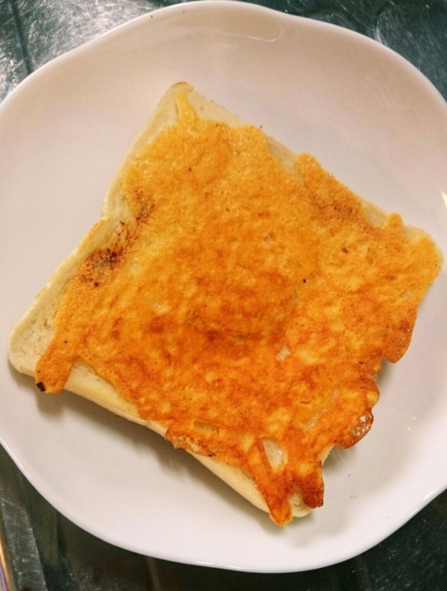 フライパンでカリカリチーズトーストの画像