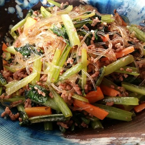 栄養満点☆小松菜と挽き肉のチャプチェ風