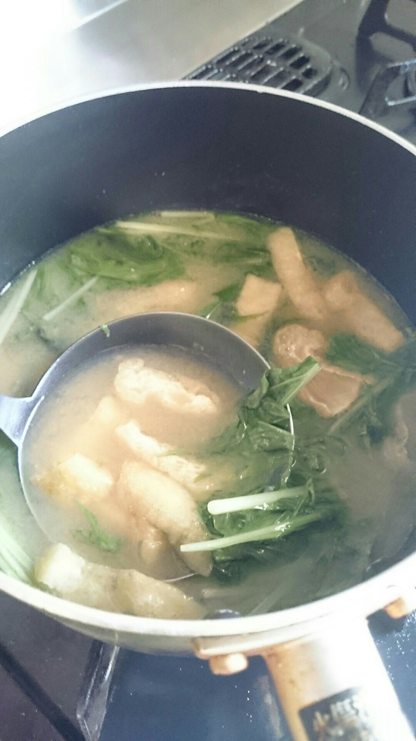 水菜と油揚げの味噌汁の画像