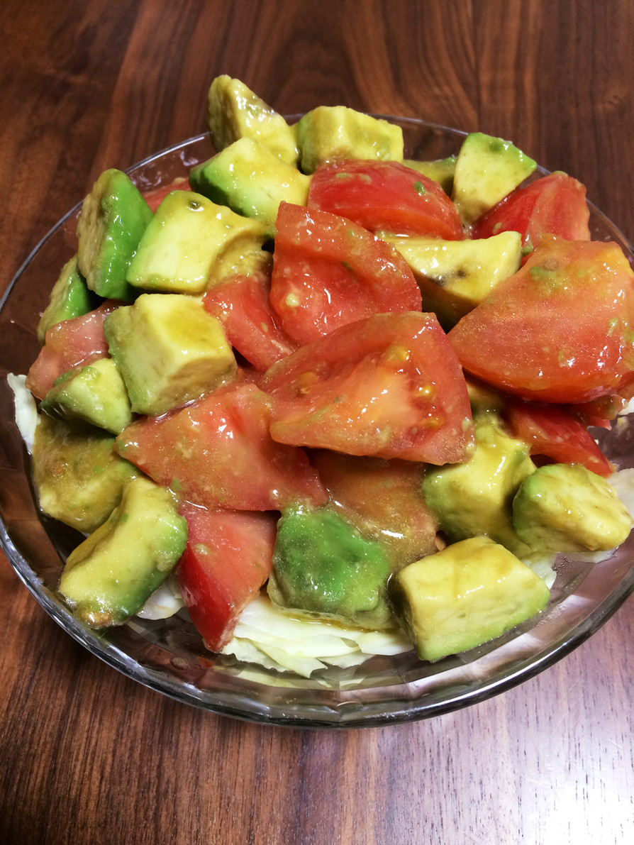 アボカドトマトのサラダの画像
