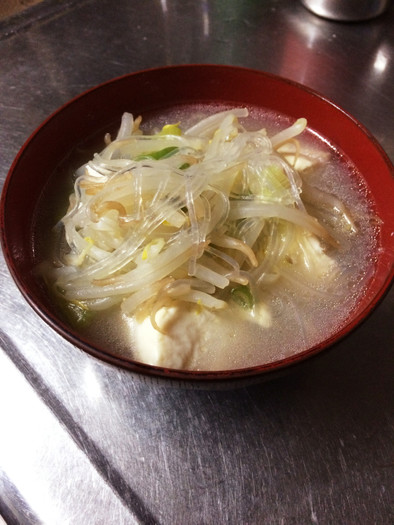 もやしと豆腐の夜食スープの写真