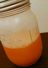 ①オレンジ色のコールドプレスジュース