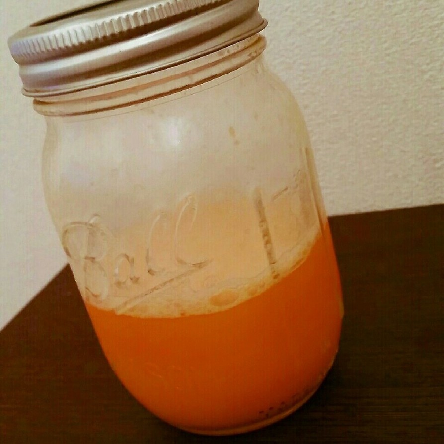 ①オレンジ色のコールドプレスジュースの画像