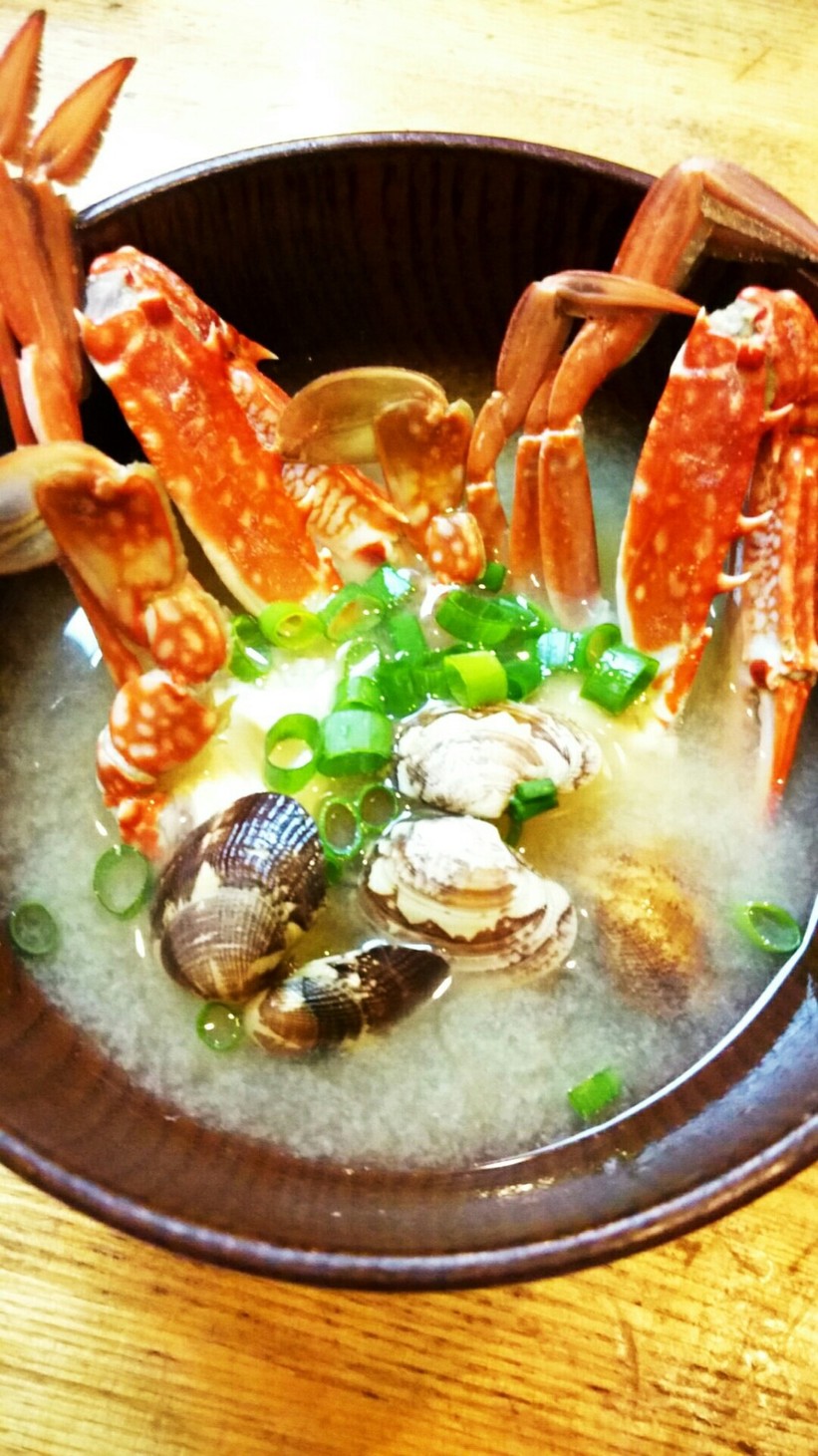 渡り蟹とアサリの味噌汁の画像
