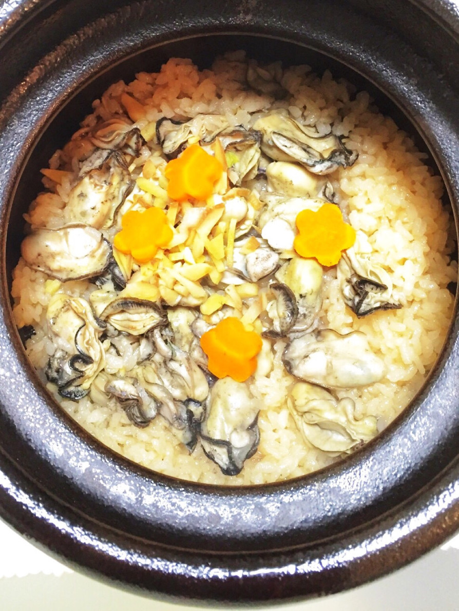 土鍋で、牡蠣の炊き込み御飯の画像