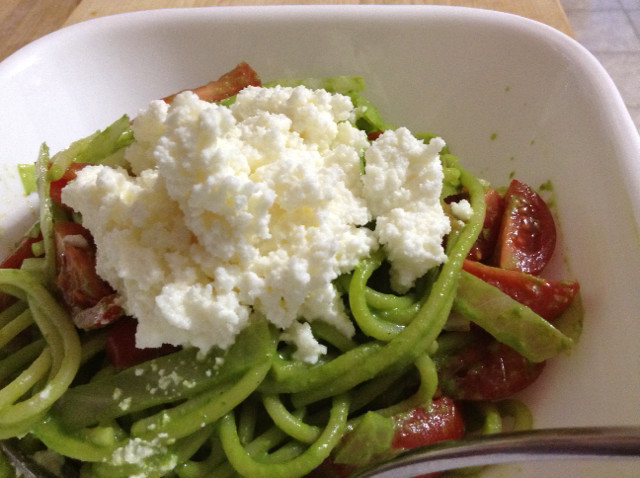 パンチの効いたほうれん草のペストピザのレシピ