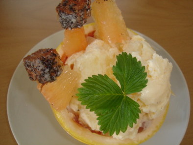 グレープフルーツでバニラアイスクリームの写真