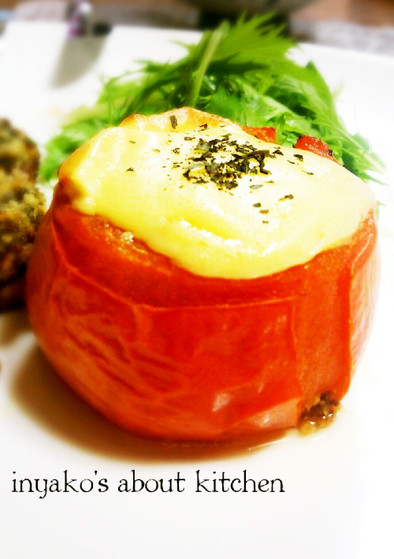 トマトのチーズカップ焼き(付合わせに○）の写真