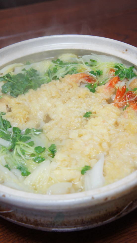 土鍋で、えび天と白菜の煮込みうどんの画像