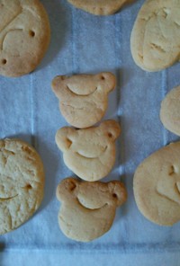 クマと顔でかえるクッキー
