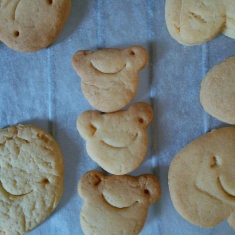 クマと顔でかえるクッキー