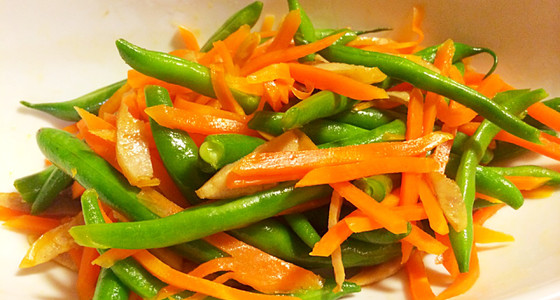 もやしとインゲン、レモン、松の実の炒め物 レシピ