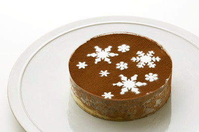 雪のデコレーションチーズケーキの写真