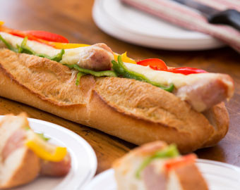 フランスパンのロングホットドッグの画像