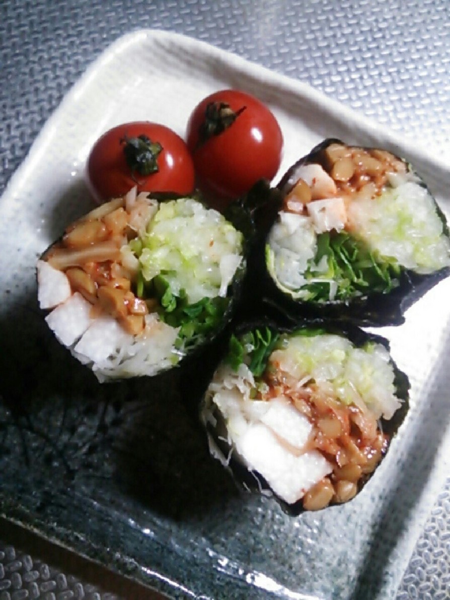 山芋とキムチ納豆入り野菜海苔巻きの画像